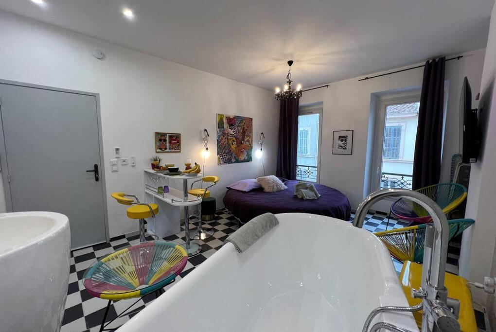 La Popart - Baignoire - Lit Rond Apartment Marseilles