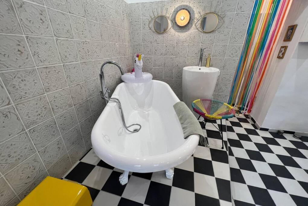 La Popart - Baignoire - Lit Rond Apartment Marseilles