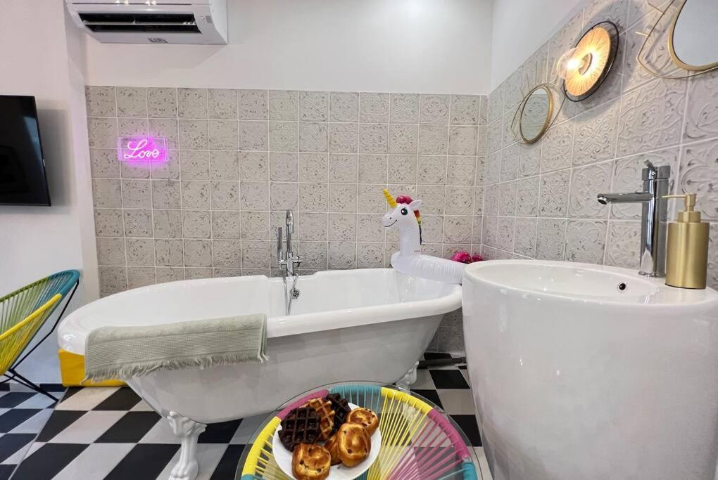 La Popart - Baignoire - Lit Rond Appartement *