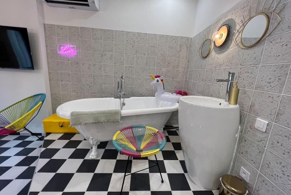 La Popart - Baignoire - Lit Rond Appartement